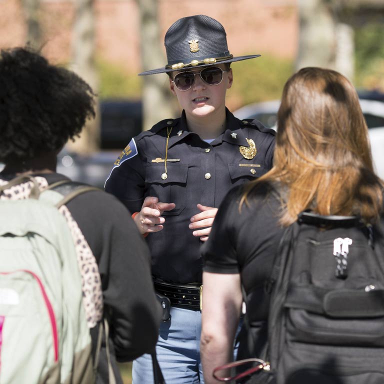 A police officer speaks with SPEA students.